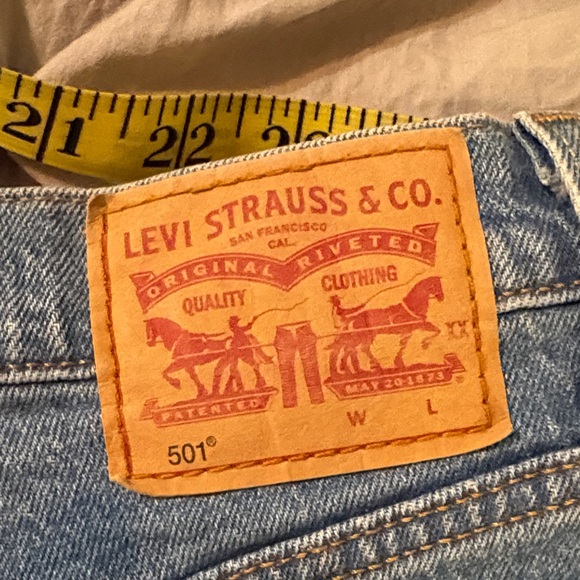 2/$10
Levi’s jeans shorts distressed High Rise 501  EUC button fly size 28 - Picture 10 of 11